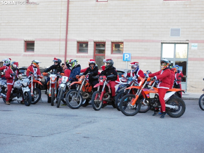 Decenas de Pap&aacute; Noeles hacen rugir sus motos en la 'Papanoelada', en fotos