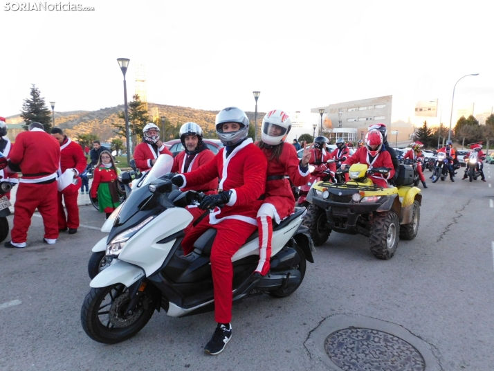 Decenas de Pap&aacute; Noeles hacen rugir sus motos en la 'Papanoelada', en fotos