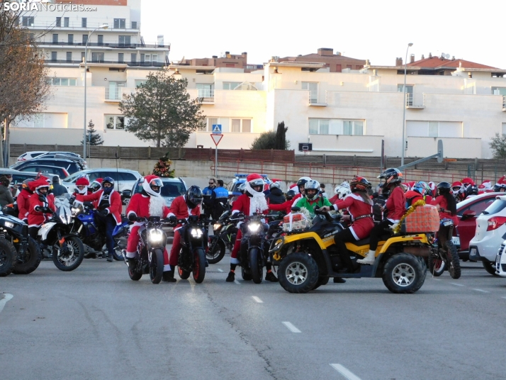 Decenas de Pap&aacute; Noeles hacen rugir sus motos en la 'Papanoelada', en fotos