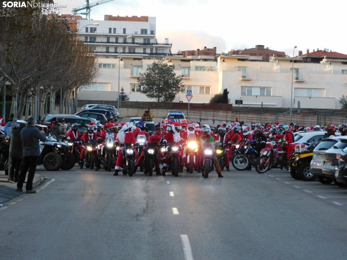 Decenas de Pap&aacute; Noeles hacen rugir sus motos en la 'Papanoelada', en fotos