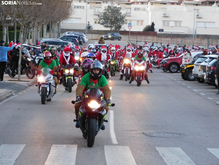 Decenas de Pap&aacute; Noeles hacen rugir sus motos en la 'Papanoelada', en fotos