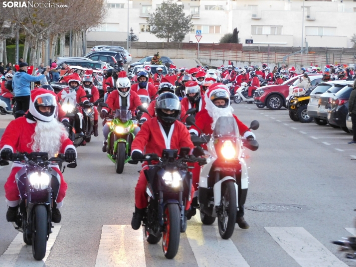 Decenas de Pap&aacute; Noeles hacen rugir sus motos en la 'Papanoelada', en fotos