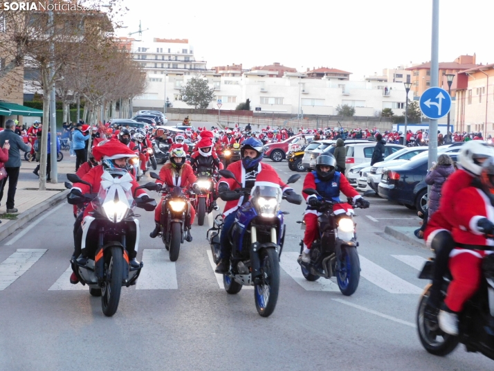 Decenas de Pap&aacute; Noeles hacen rugir sus motos en la 'Papanoelada', en fotos