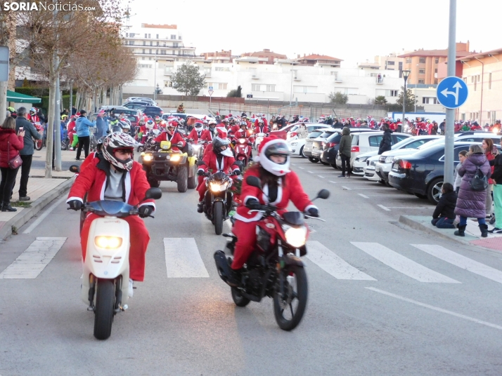 Decenas de Pap&aacute; Noeles hacen rugir sus motos en la 'Papanoelada', en fotos