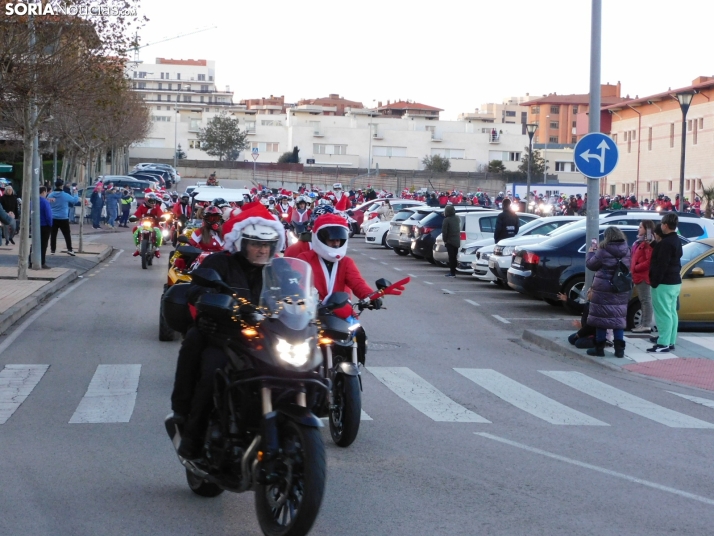 Decenas de Pap&aacute; Noeles hacen rugir sus motos en la 'Papanoelada', en fotos