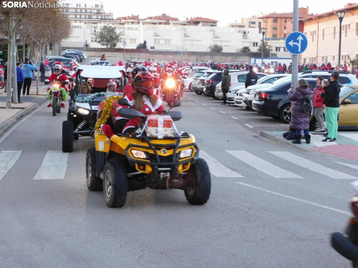 Decenas de Pap&aacute; Noeles hacen rugir sus motos en la 'Papanoelada', en fotos