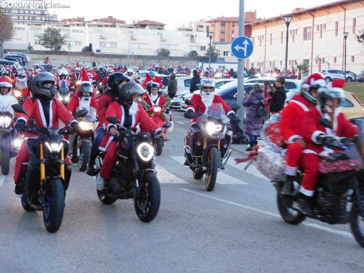 Decenas de Pap&aacute; Noeles hacen rugir sus motos en la 'Papanoelada', en fotos