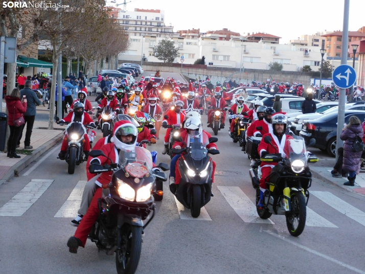 Decenas de Pap&aacute; Noeles hacen rugir sus motos en la 'Papanoelada', en fotos