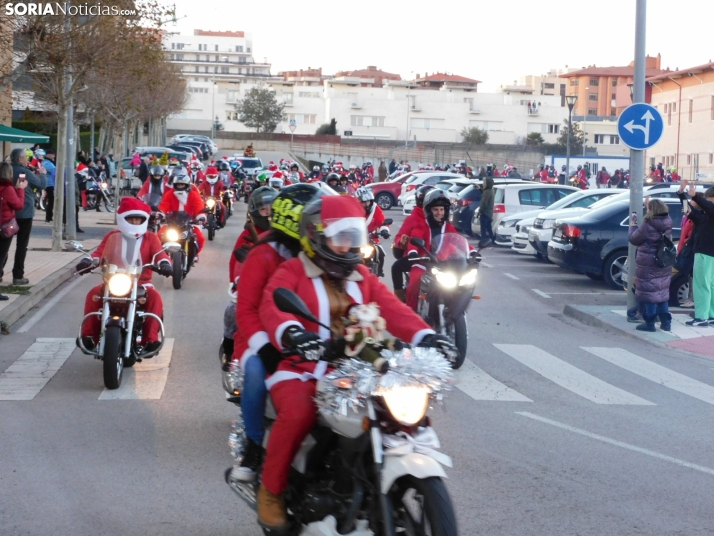 Decenas de Pap&aacute; Noeles hacen rugir sus motos en la 'Papanoelada', en fotos