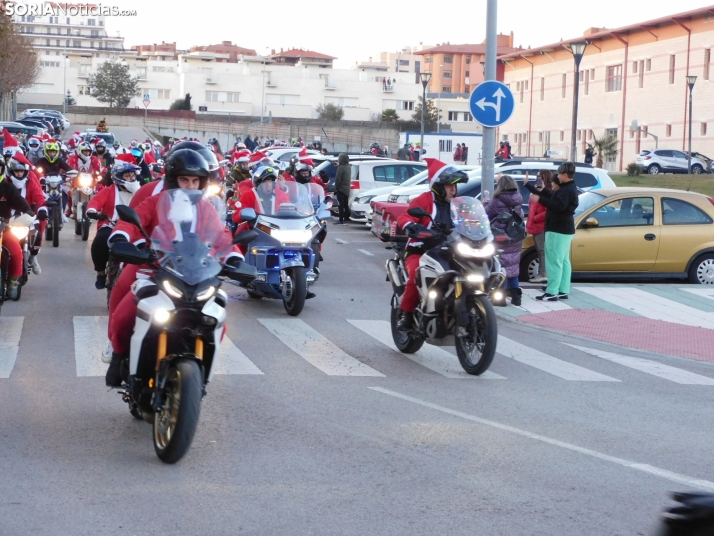 Decenas de Pap&aacute; Noeles hacen rugir sus motos en la 'Papanoelada', en fotos