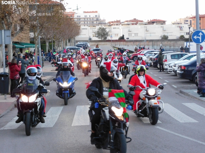 Decenas de Pap&aacute; Noeles hacen rugir sus motos en la 'Papanoelada', en fotos