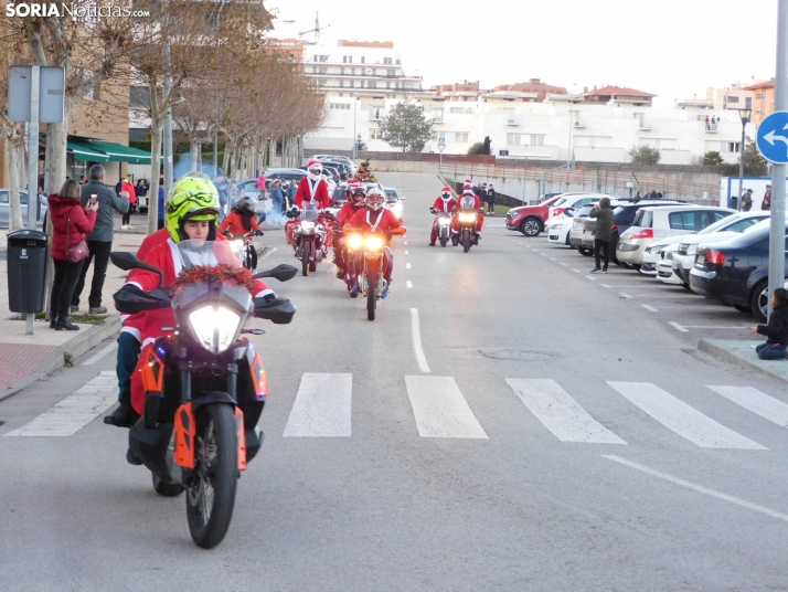 Decenas de Pap&aacute; Noeles hacen rugir sus motos en la 'Papanoelada', en fotos