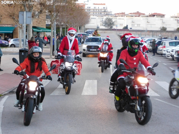 Decenas de Pap&aacute; Noeles hacen rugir sus motos en la 'Papanoelada', en fotos