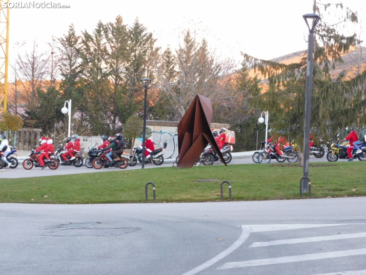 Decenas de Pap&aacute; Noeles hacen rugir sus motos en la 'Papanoelada', en fotos