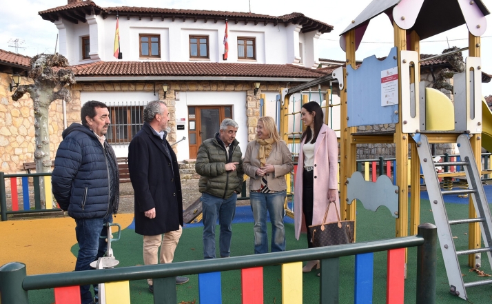 Imagen de la visita institucional hoy a San Leonardo. /Jta.