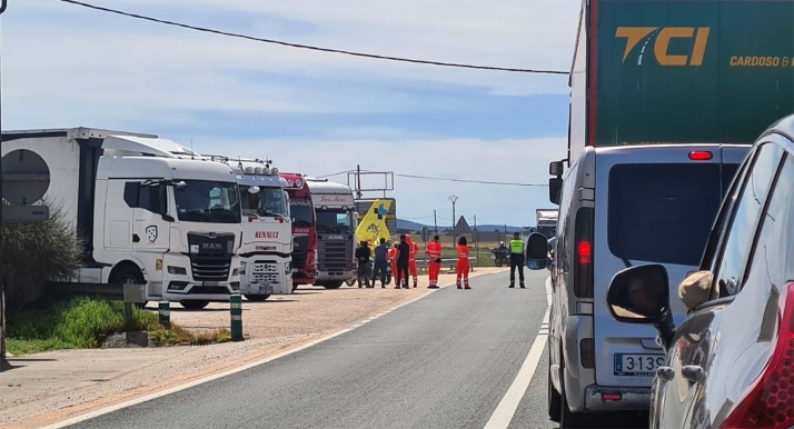 Evacuado v&iacute;a a&eacute;rea un camionero en la N-122 en Villaciervos | Imagen 1