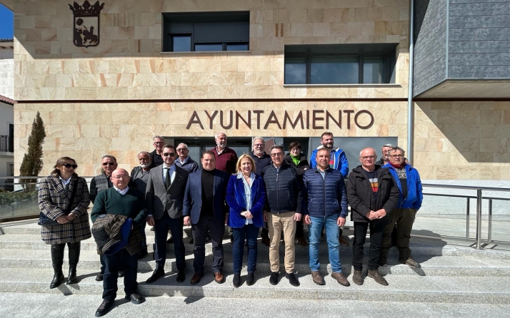 La delegada territorial (ctro.) en Medinaceli con los representantes de los municipios de la zona del Jalón hoy miércoles. /Jta.