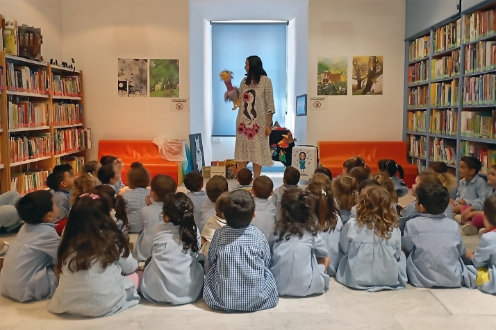 Los 'peques' del colegio Manuel Ruiz Zorrilla &quot;se cuelan&quot; en la biblioteca municipal burgense | Imagen 1