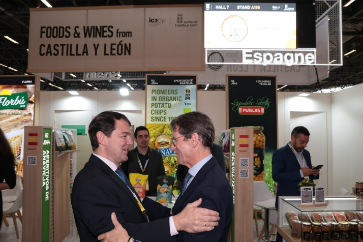 Foto 2 - Mañueco destaca en París el compromiso de la Junta con el sector agroalimentario que generará con su participación en SIAL más de 110M en exportaciones a las empresas de la Comunidad