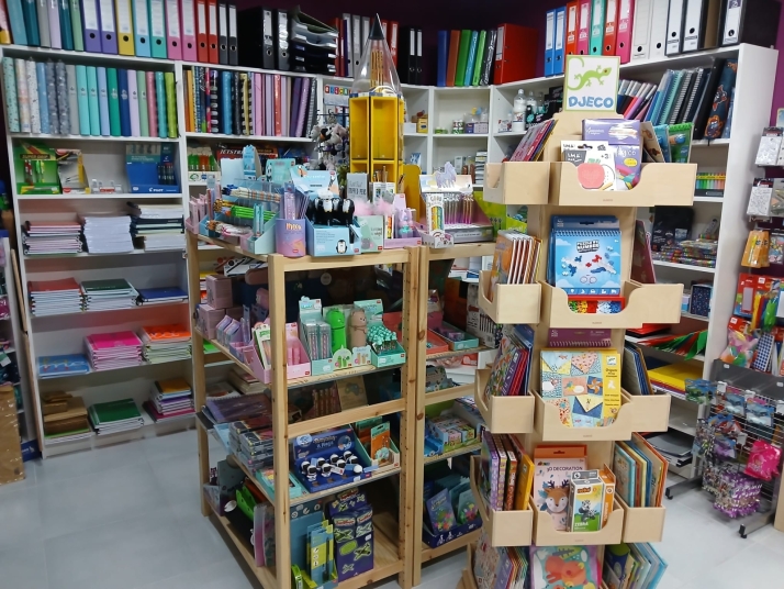 Un libro, material escolar… y la cercanía del comercio local | Imagen 1