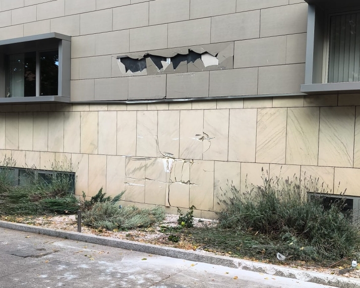 Una apisonadora colisiona contra el edificio de la Junta en Soria | Imagen 1