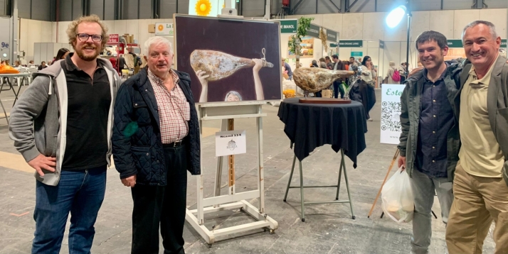 El artista junto a su obra.