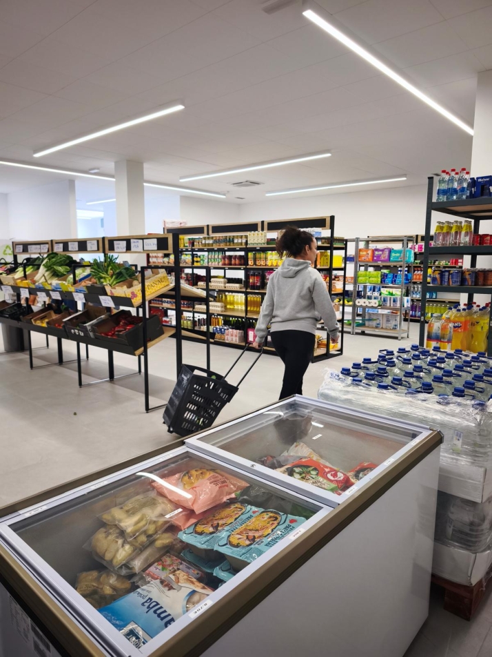 "M&aacute;s que una tienda es un servicio social": Viviana y Aida lideran el comercio rural de Tierras Altas | Imagen 1