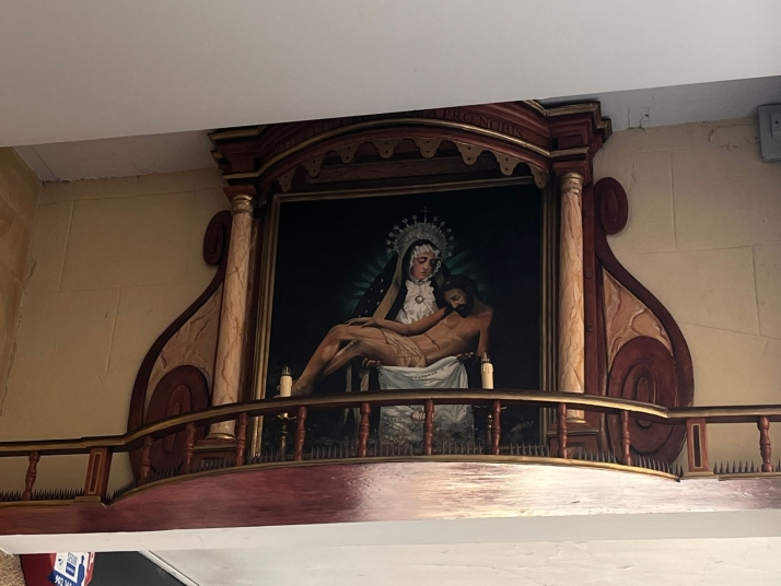 La Cofrad&iacute;a de la Soledad inaugura su emblem&aacute;tico altar restaurado en El Collado | Imagen 1