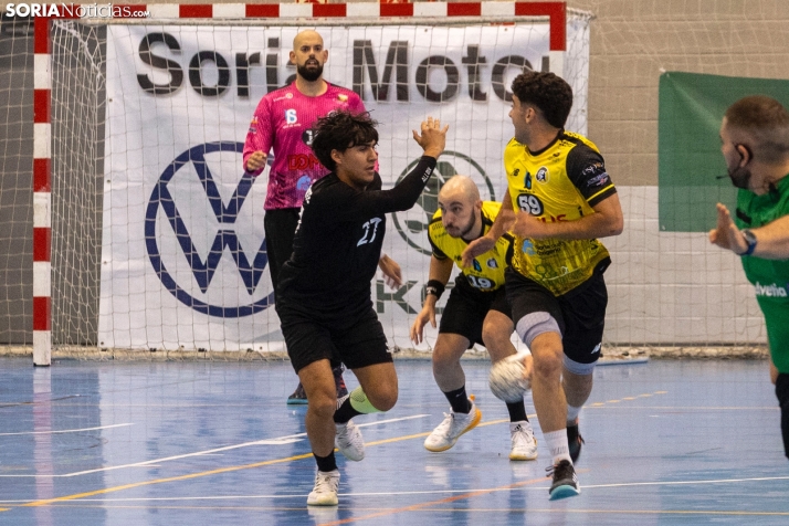 En im&aacute;genes: El BM Soria se estrena por la puerta grande, anotando 52 goles en su primer partido liguer