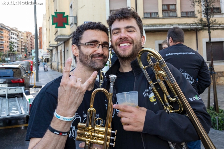 Fotos: Ni la lluvia ni el mal tiempo pueden frenar a la charanga 'La que has liao' en su d&eacute;cimo anivers