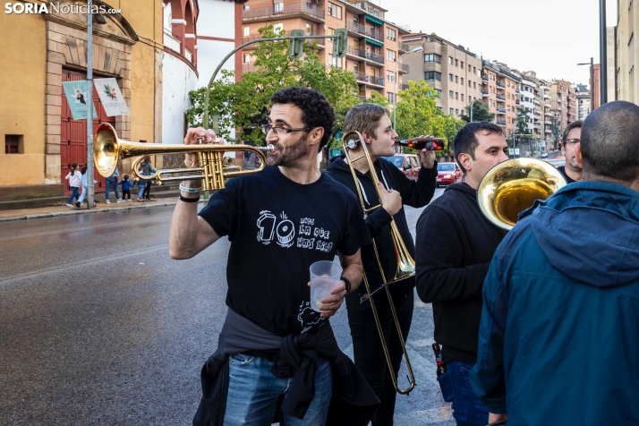 Fotos: Ni la lluvia ni el mal tiempo pueden frenar a la charanga 'La que has liao' en su d&eacute;cimo anivers