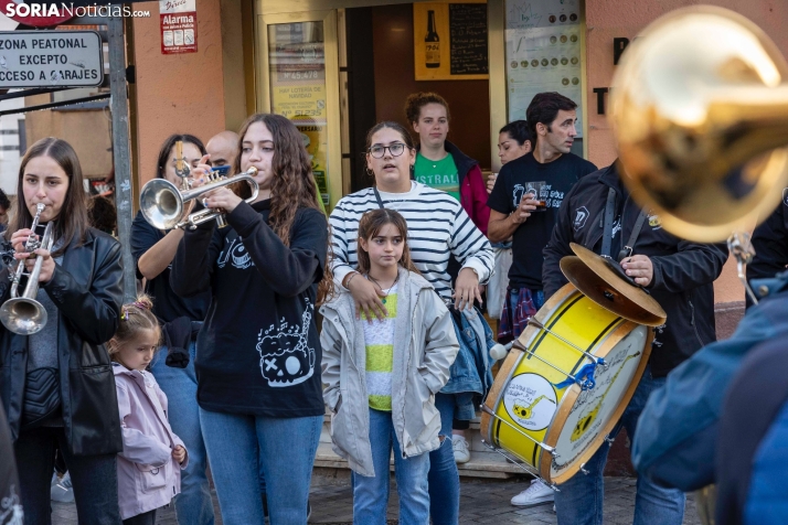 Fotos: Ni la lluvia ni el mal tiempo pueden frenar a la charanga 'La que has liao' en su d&eacute;cimo anivers