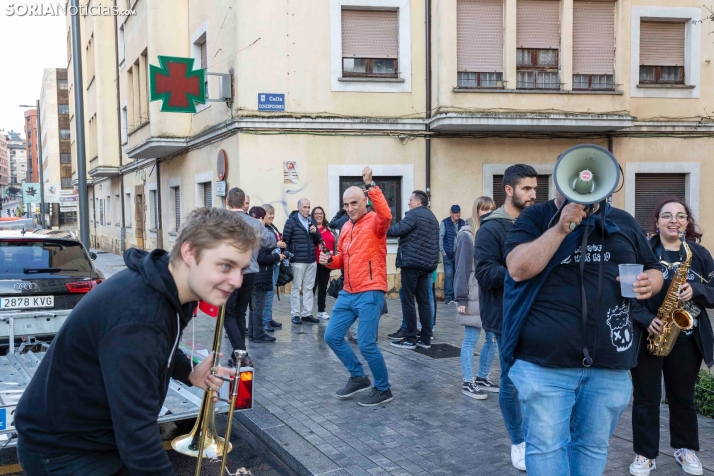 Fotos: Ni la lluvia ni el mal tiempo pueden frenar a la charanga 'La que has liao' en su d&eacute;cimo anivers