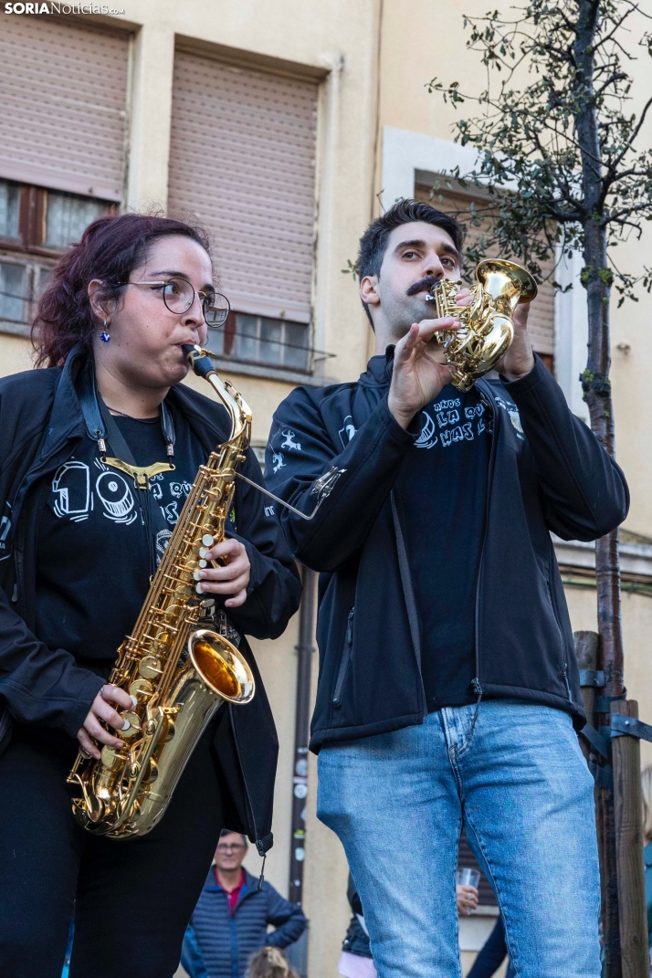 Fotos: Ni la lluvia ni el mal tiempo pueden frenar a la charanga 'La que has liao' en su d&eacute;cimo anivers