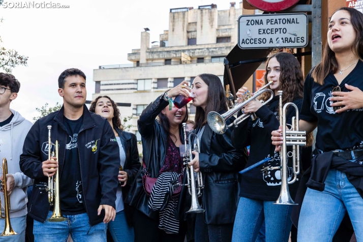 Fotos: Ni la lluvia ni el mal tiempo pueden frenar a la charanga 'La que has liao' en su d&eacute;cimo anivers