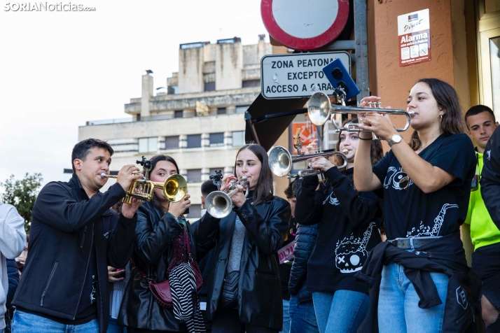 Fotos: Ni la lluvia ni el mal tiempo pueden frenar a la charanga 'La que has liao' en su d&eacute;cimo anivers