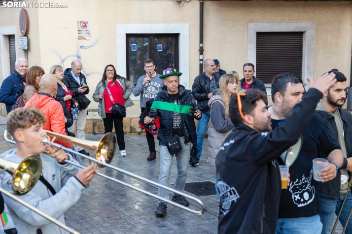 Fotos: Ni la lluvia ni el mal tiempo pueden frenar a la charanga 'La que has liao' en su d&eacute;cimo anivers