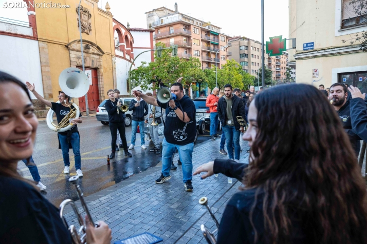 Fotos: Ni la lluvia ni el mal tiempo pueden frenar a la charanga 'La que has liao' en su d&eacute;cimo anivers