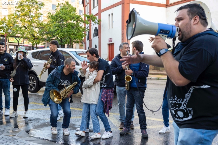 Fotos: Ni la lluvia ni el mal tiempo pueden frenar a la charanga 'La que has liao' en su d&eacute;cimo anivers