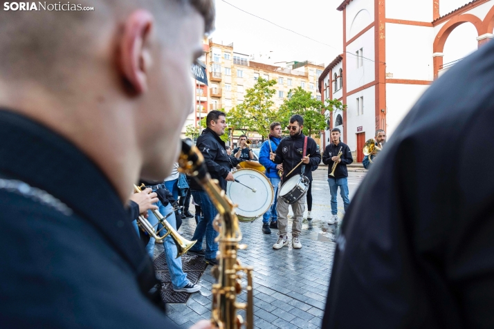 Fotos: Ni la lluvia ni el mal tiempo pueden frenar a la charanga 'La que has liao' en su d&eacute;cimo anivers