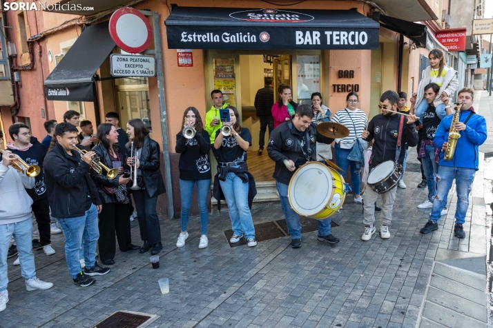 Fotos: Ni la lluvia ni el mal tiempo pueden frenar a la charanga 'La que has liao' en su d&eacute;cimo anivers