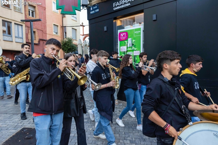 Fotos: Ni la lluvia ni el mal tiempo pueden frenar a la charanga 'La que has liao' en su d&eacute;cimo anivers