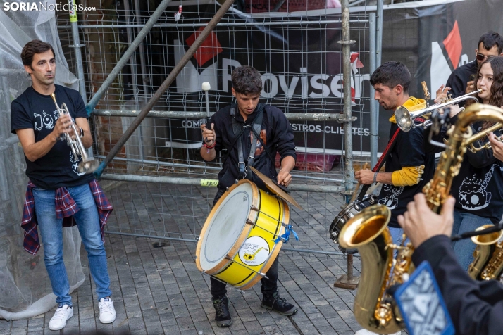 Fotos: Ni la lluvia ni el mal tiempo pueden frenar a la charanga 'La que has liao' en su d&eacute;cimo anivers