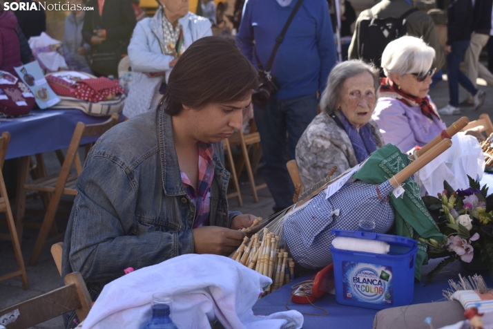 Encuentro de encajeras de bolillos por San Saturio.