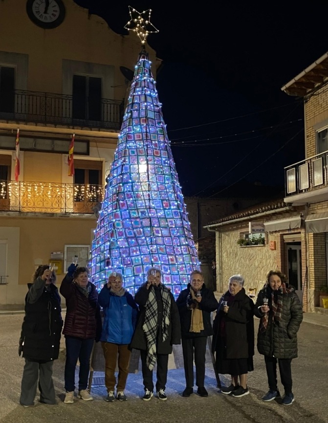 Seis mujeres iluminan Espej&oacute;n con un deslumbrante &aacute;rbol de ganchillo navide&ntilde;o | Imagen 1