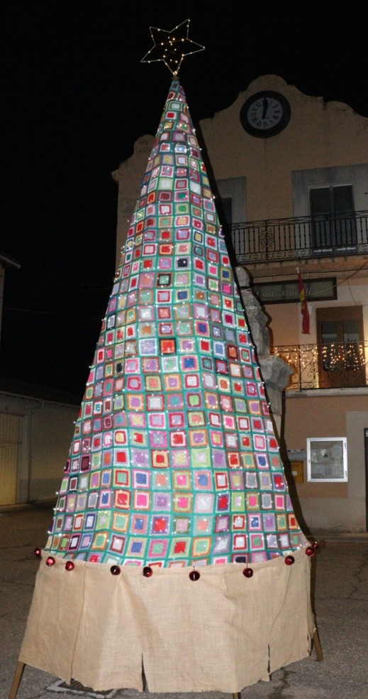 Seis mujeres iluminan Espej&oacute;n con un deslumbrante &aacute;rbol de ganchillo navide&ntilde;o | Imagen 3