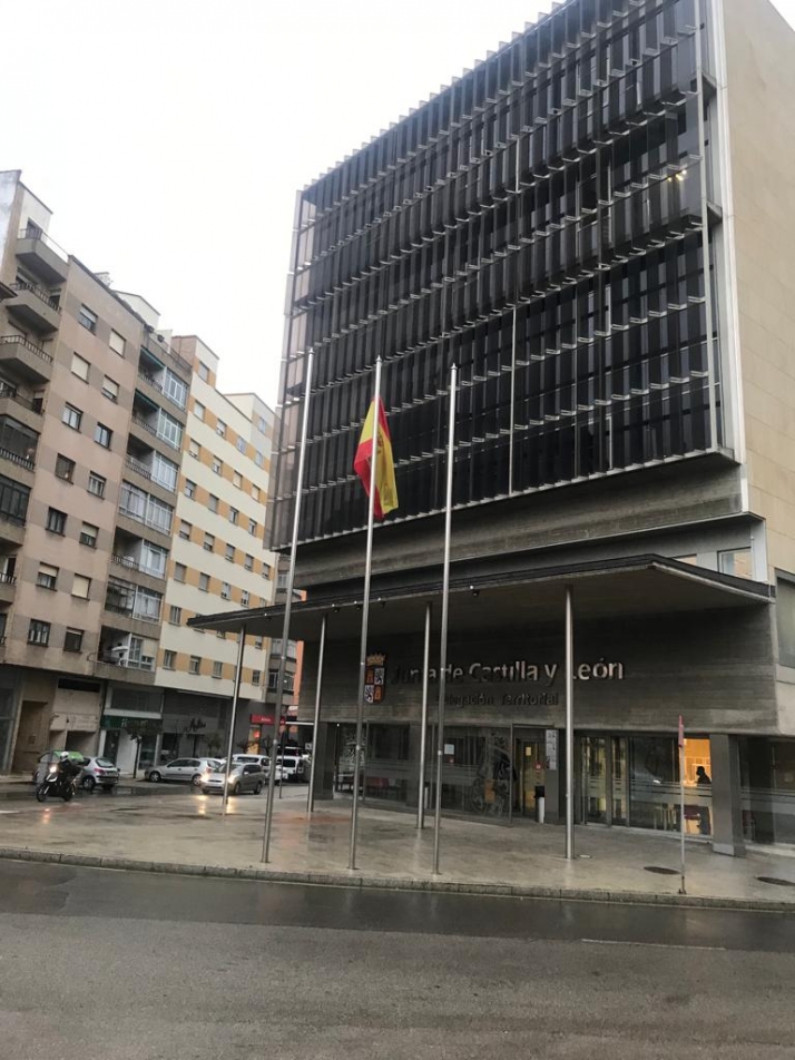 Roban 2 de las 3 banderas de la Delegaci&oacute;n de la Junta de Castilla y Le&oacute;n en Soria | Imagen 1
